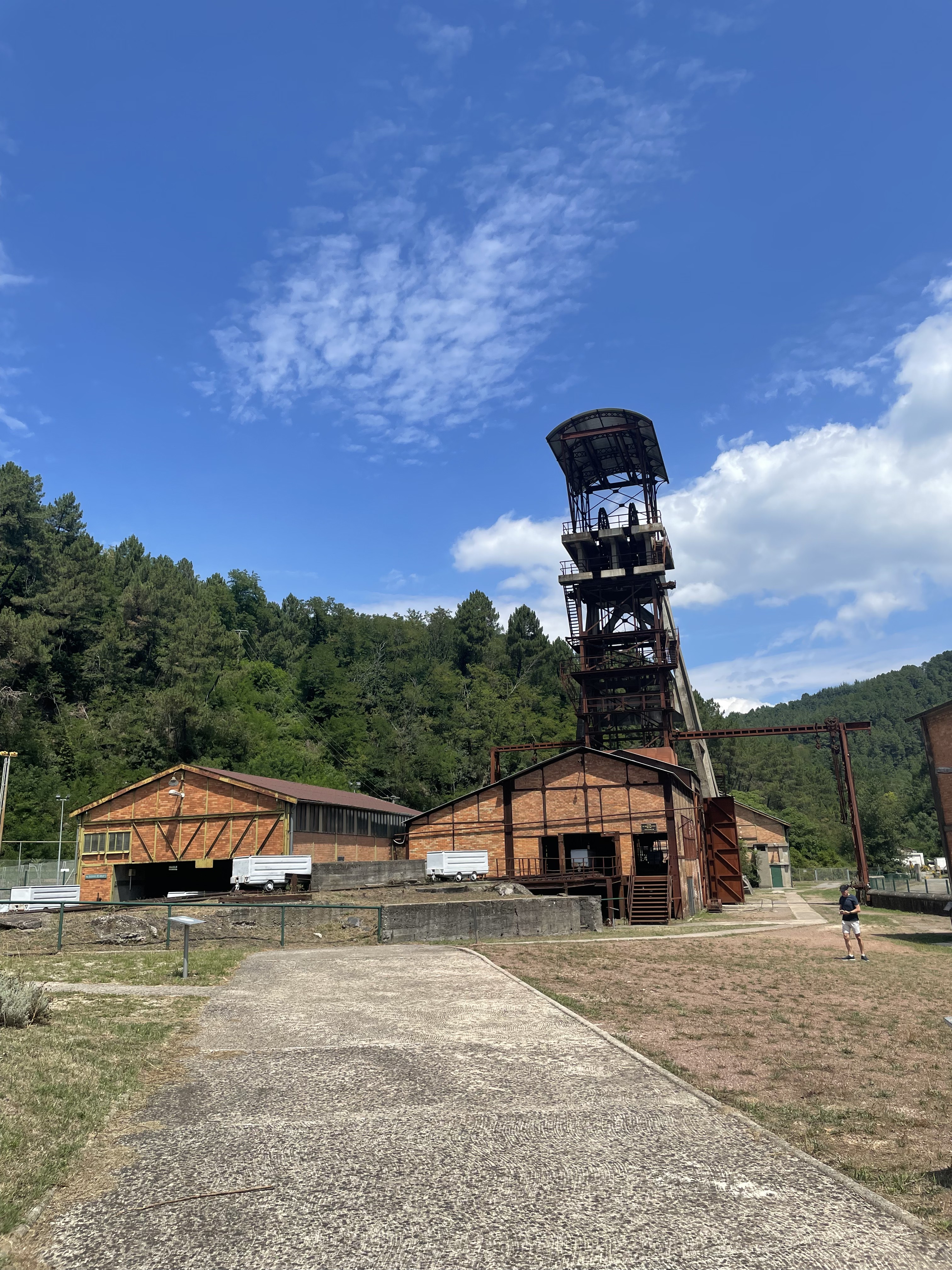 Vue d’ensemble du site minier avec chevalement